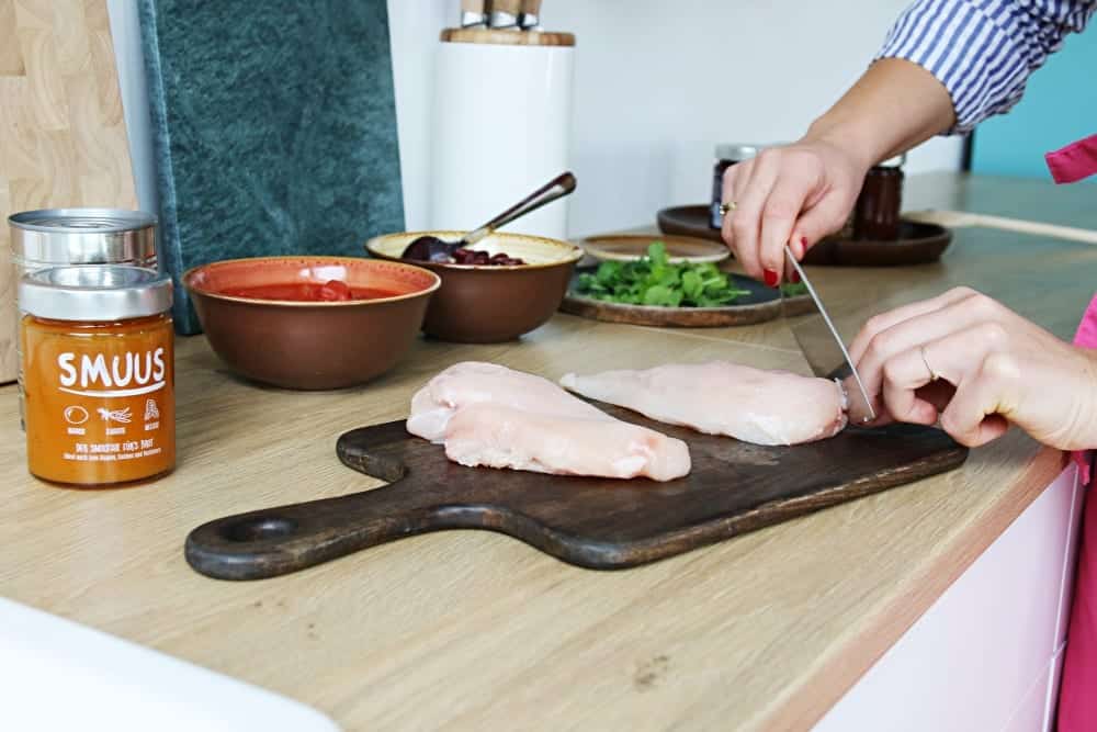 Rezept für Curry-Bowl | Hähnchenfleisch würfeln | Entdeckermagazin Miomente