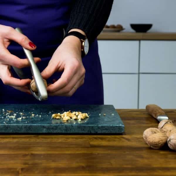 Walnüsse knacken. Entdeckermagazin Miomente