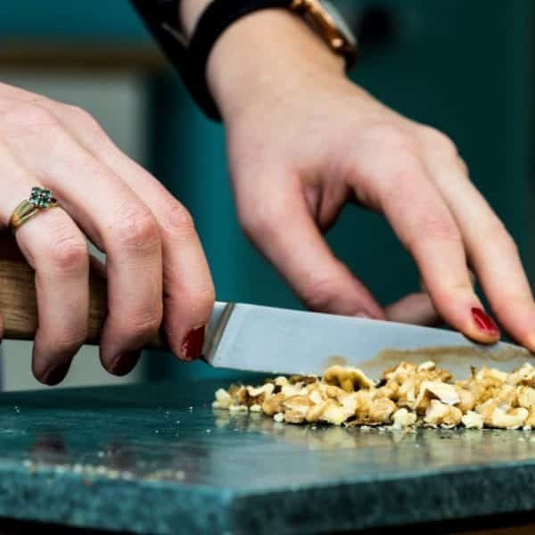 Walnüsse fein hacken. Entdeckermagazin Miomente