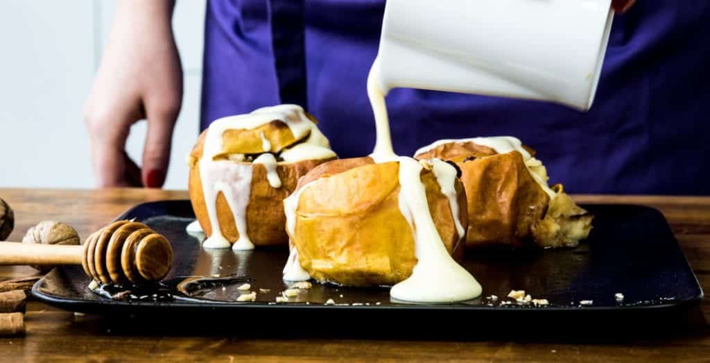 Heiße Bratäpfel mit Vanillesoße anrichten. Entdeckermagazin Miomente