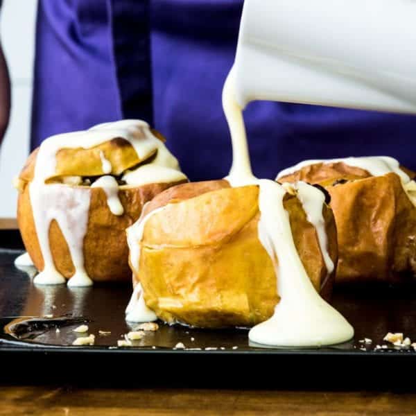 Heiße Bratäpfel mit Vanillesoße anrichten. Entdeckermagazin Miomente