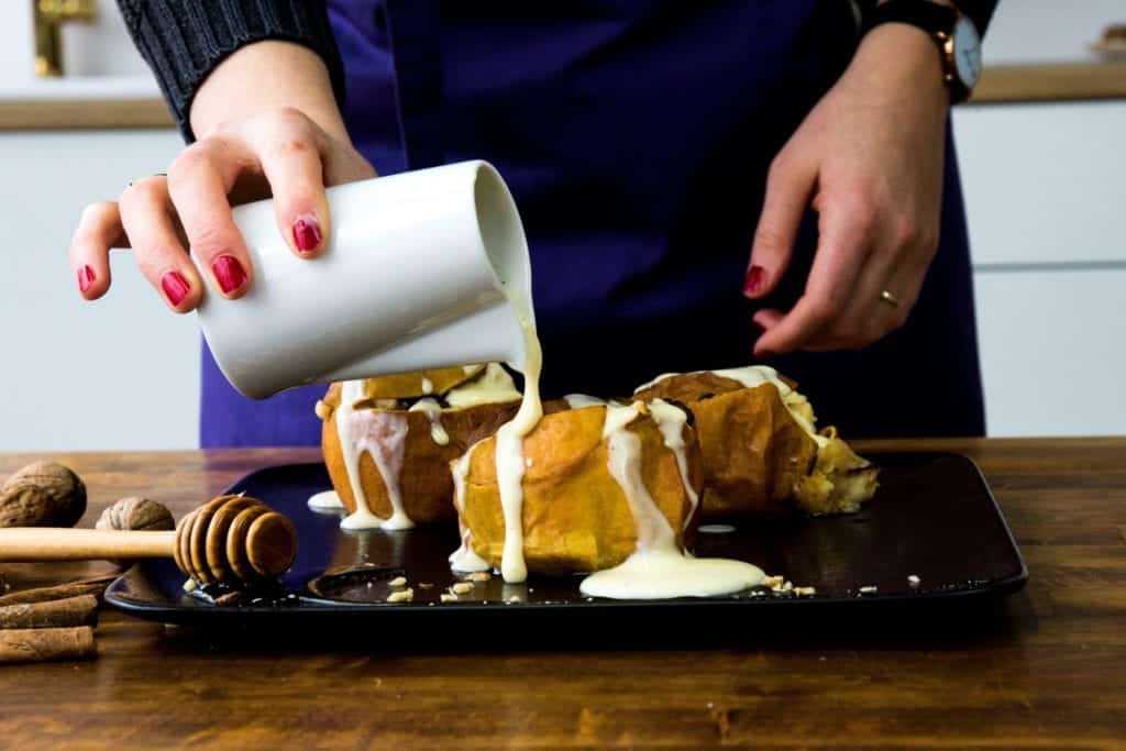 Heiße Bratäpfel mit Vanillesoße anrichten. Entdeckermagazin Miomente