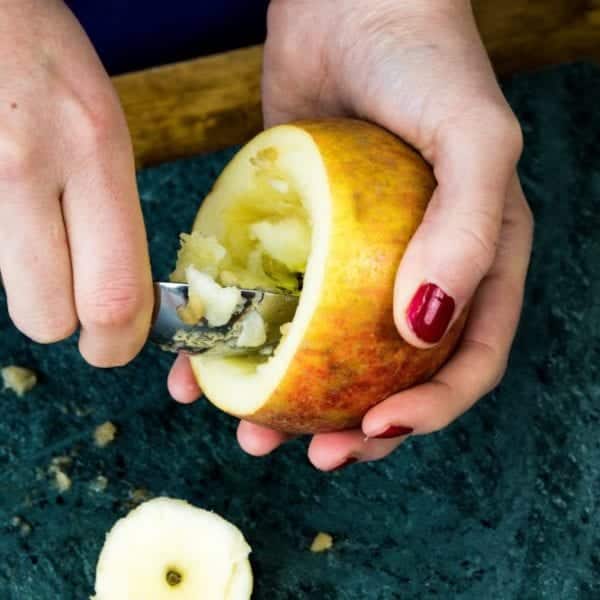 Bratäpfel aushöhlen. Entdeckermagazin Miomente