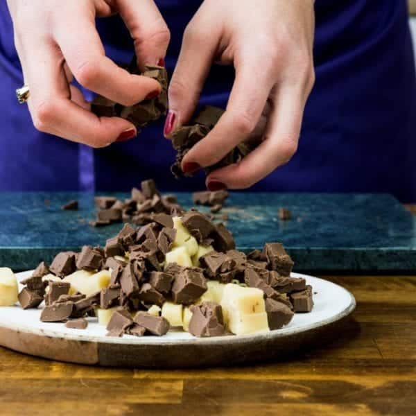 Nougat, Marzipan und Nüsse für die Bratapfel-Füllung vermischen. Entdeckermagazin Miomente