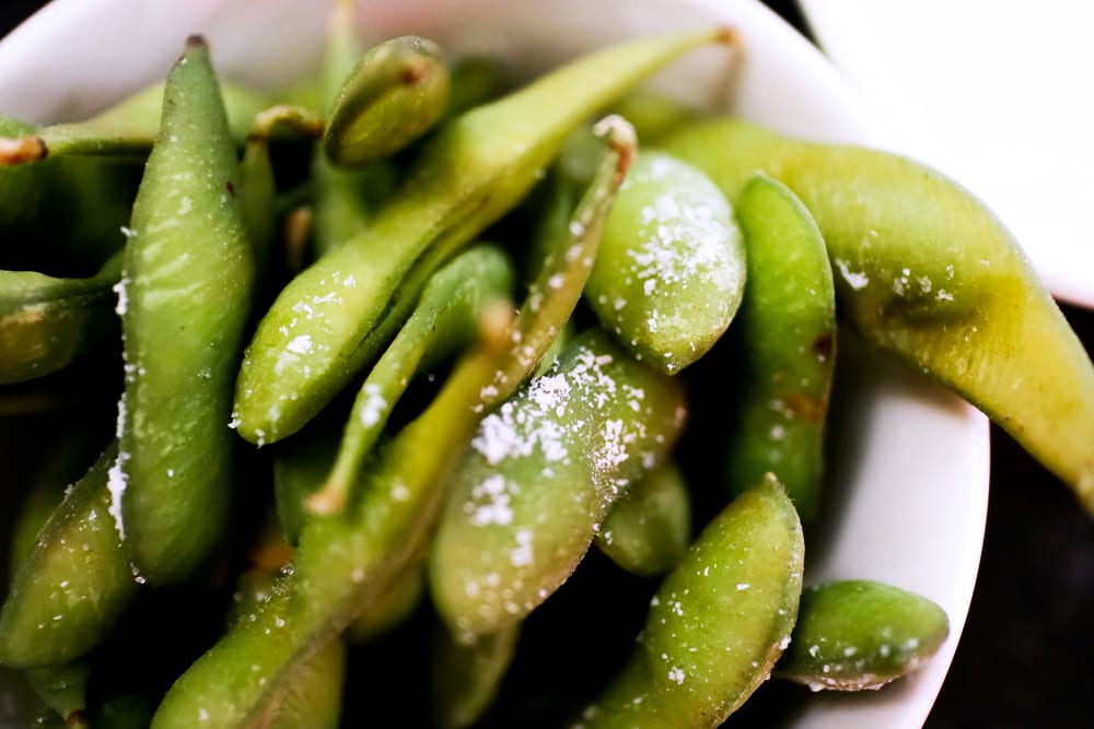 Edamame – die grüne Sojabohne ist ein super gesunder Snack statt Chips. Entdeckermagazin Miomente