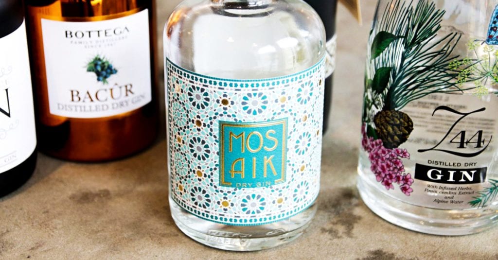 Mona & Anna Lisa haben zusammen mit einem Freund ihren eigenen Gin hergestellt.