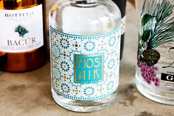 Mona & Anna Lisa haben zusammen mit einem Freund ihren eigenen Gin hergestellt.