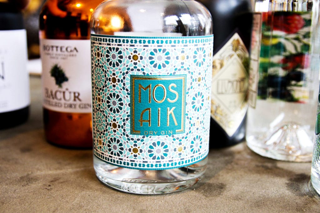 Mona & Anna Lisa haben zusammen mit einem Freund ihren eigenen Gin hergestellt.