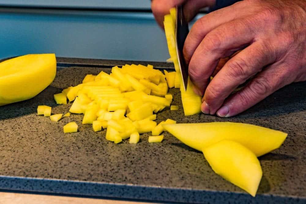 Volker Dittmer schneidet Mango | im Entdeckermagazin von Miomente