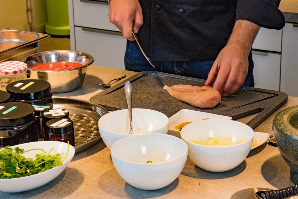 Volker schneidet Hähnchenfleisch fürs indische Curry | Entdeckermagazin Miomente