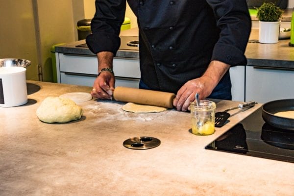 Koch Volker Dittmer macht Naan-Brot fürs Entdeckermagazin von Momente