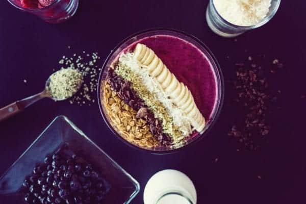 Smoothie-Bowl mit Hanfsamen on top | Entdeckermagazin Miomente