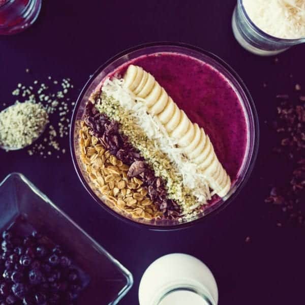 Smoothie-Bowl mit Hanfsamen on top | Entdeckermagazin Miomente