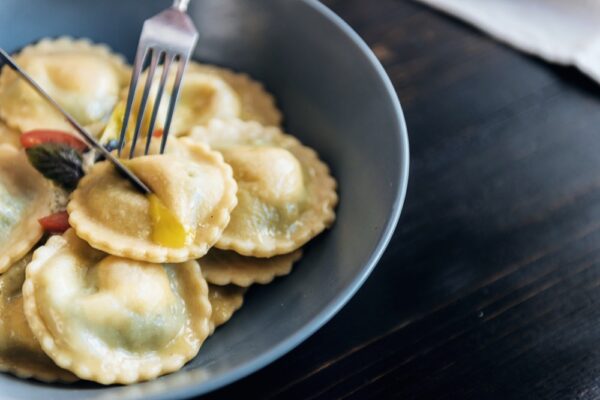 Frische Ravioli mit flüssigem Wachtelei und Blattspinat