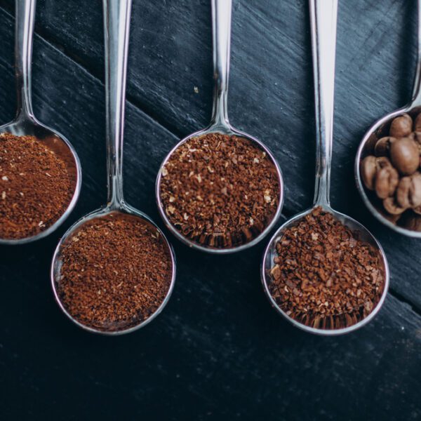 Kaffeebohnen und verschiedene Mahlgrade