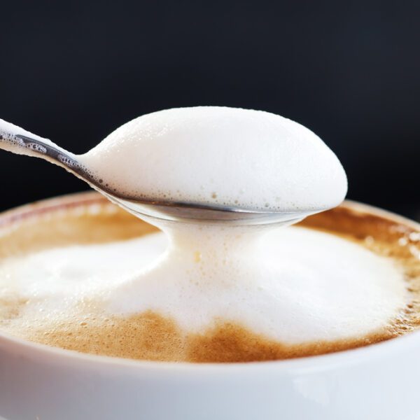 Kaffeetasse mit aufgeschäumter Milch