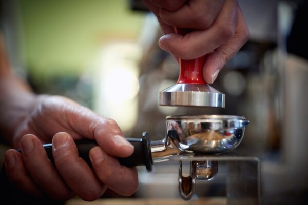 Barista beim Tampern