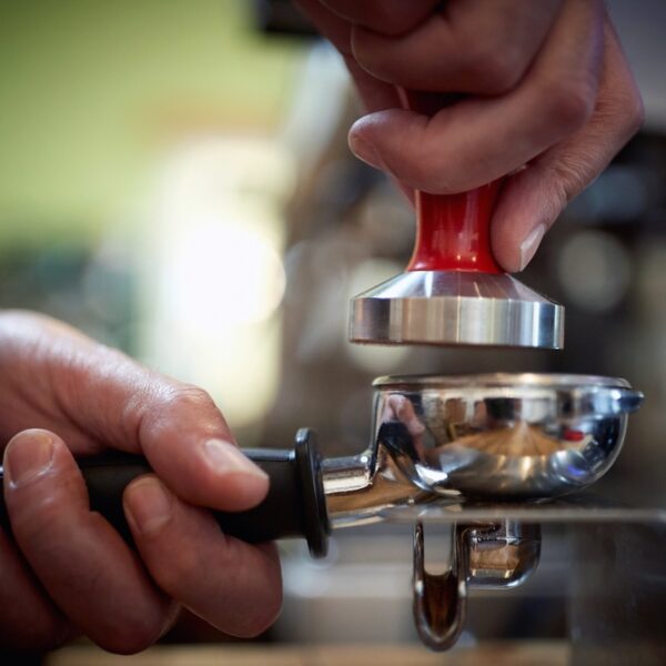 Barista beim Tampern