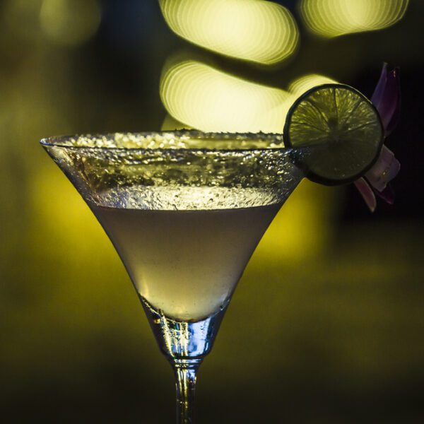Margarita im Cocktailglas mit Limette