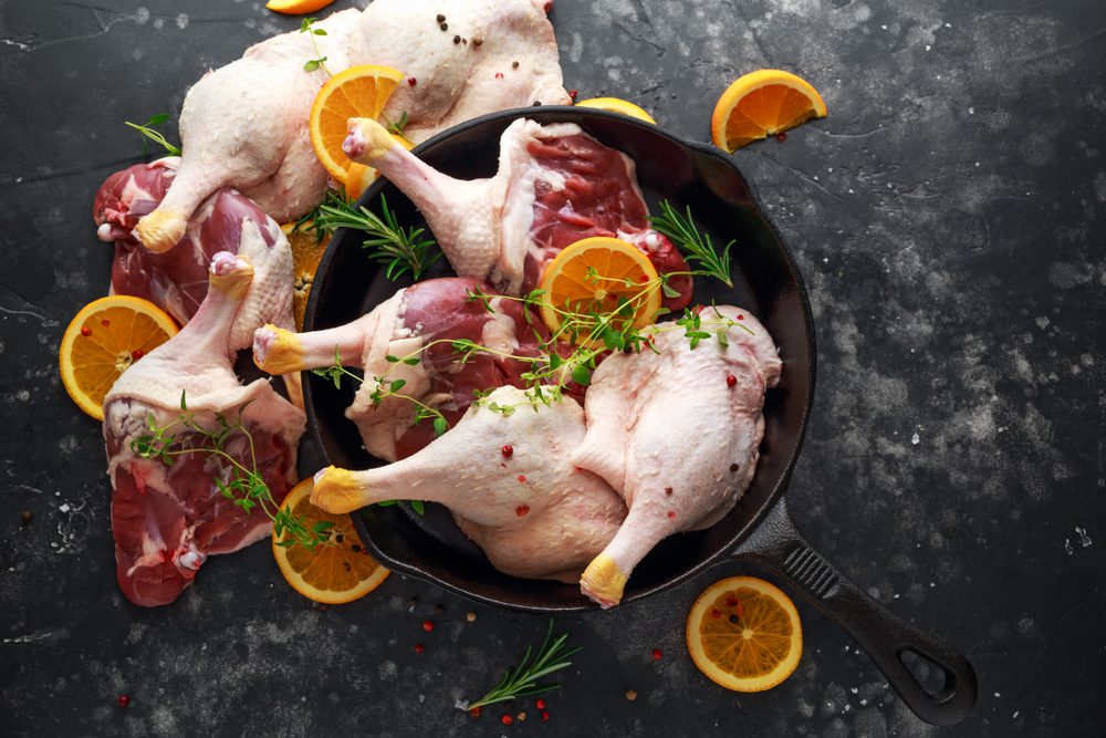 Frische, rohe Gänsekeulen