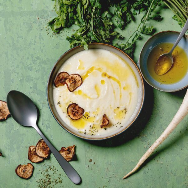 Petersilienwurzelsuppe mit Thymian und Soeck