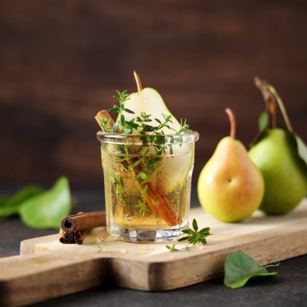 Weißer Glühwein mit Kräutern