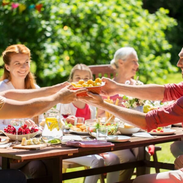 Familie isst im Freien