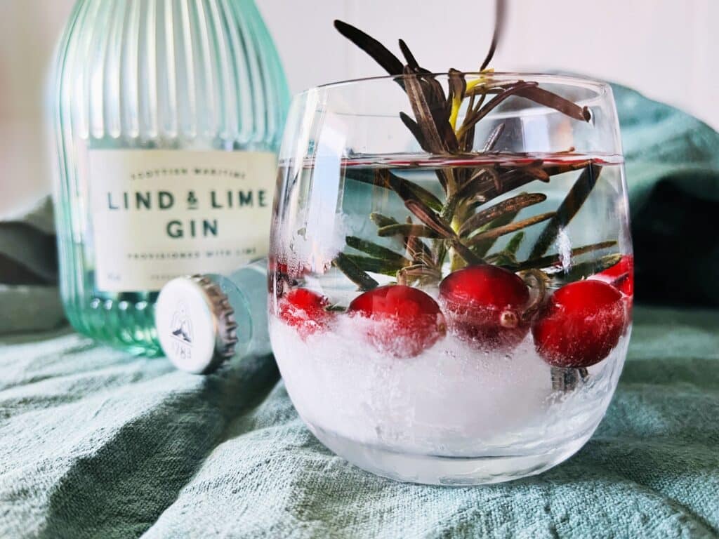 Cocktail mit Rosmarin und Cranberries