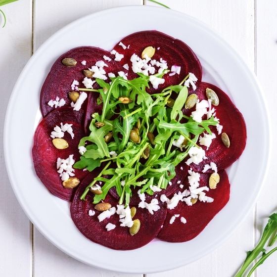 Festliches Rote-Bete-Carpaccio, garniert mit karamellisierten Walnüssen und Balsamico-Dressing