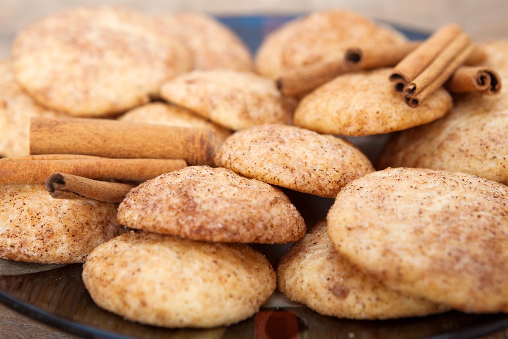 Snickerdoodles – weiche, zimtige Kekse mit einem knusprigen Zimt-Zuckerüberzug.