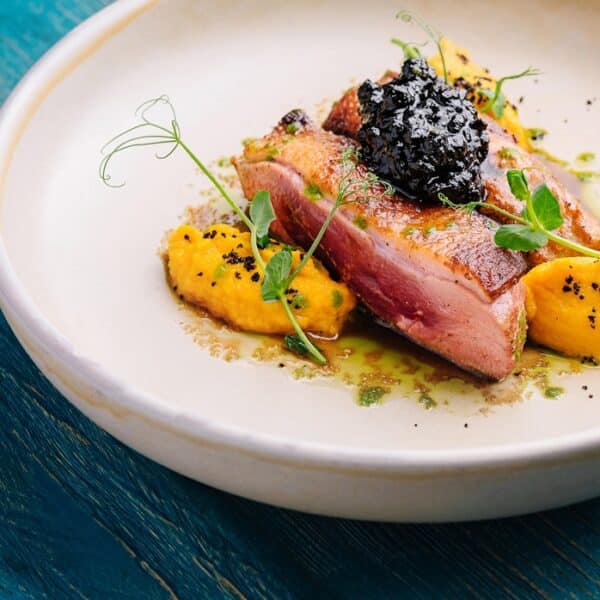 Rosa gebratene Entenbrust mit Cassis-Sauce und Selleriepüree – Festliches Rezept.