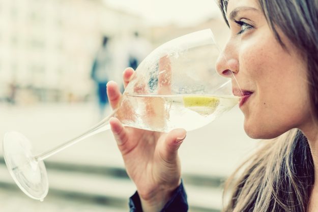 Schick Belgique – Frau trinkt genüsslich ein Glas Wein