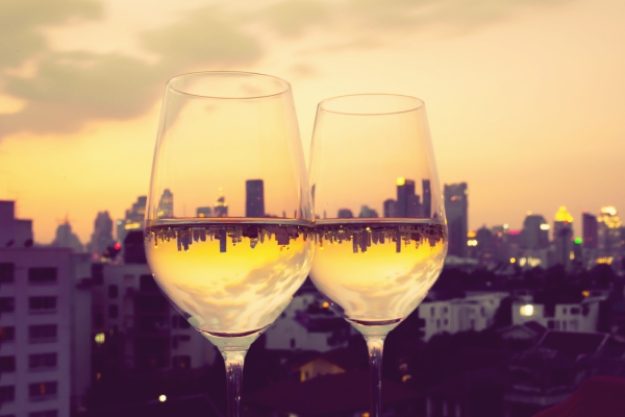 Kulinarische Stadtführung-Gutschein – Weingläser vor der Skyline