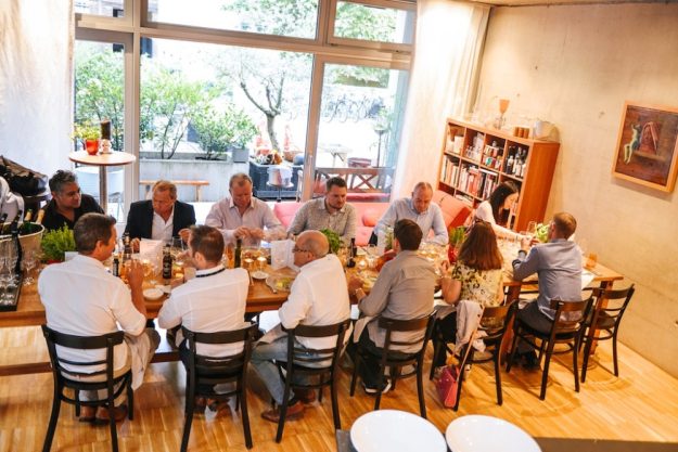 Weinsensorik Seminar Köln - Frau riecht an Rotwein