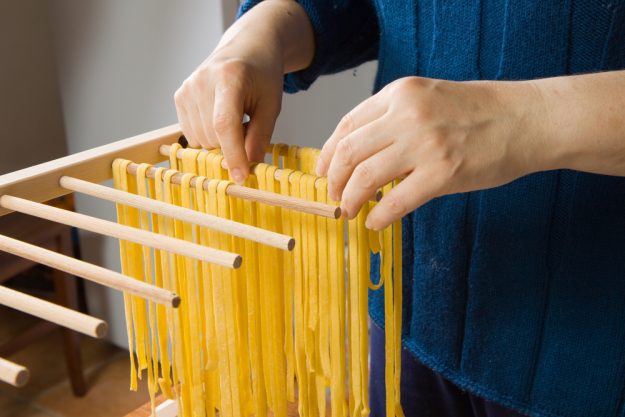 Pasta-Kochkurs Köln – Tagliatelle aufhängen