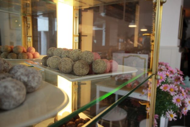 Pralinen-Kurs Köln – Pralinen in Vitrine