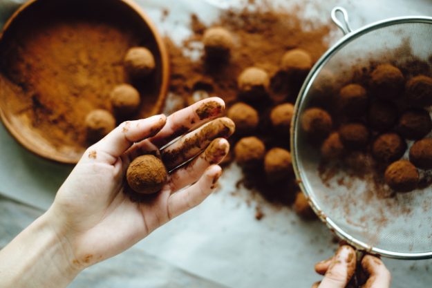 Pralinen-Kurs Köln – Pralinen in Kakao wälzen