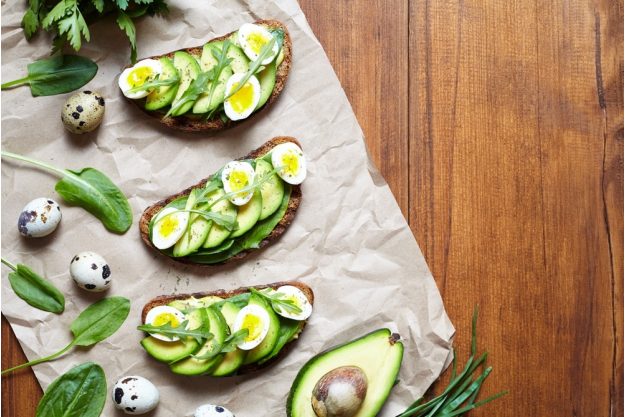 Saisonaler Kochkurs Köln – Avocado Brot mit Wachtelei