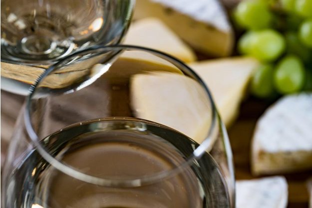 Weinseminar Köln – Weinglas und Käsesorten