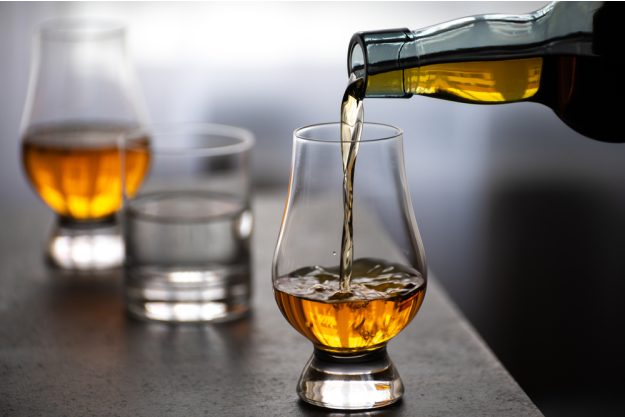 Whisky-Tasting Köln - Whisky fließt ins Glas