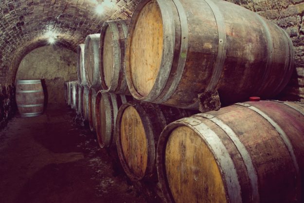 Whisky-Tasting Köln – Whisky Fässer im Keller