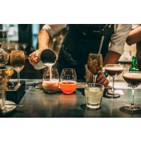 Cocktailkurs Köln –  Barkeeper mixt