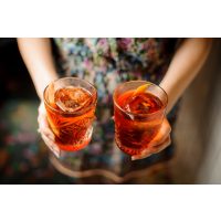 Cocktailkurs Köln – Frau serviert Cocktails