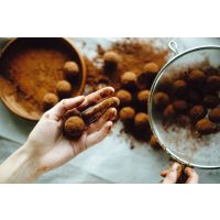 Pralinen-Kurs Köln – Pralinen in Kakao wälzen