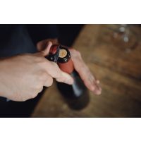 Weinseminar Köln: Sommelier öffnet Weinflasche