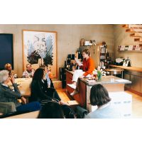 Weinsensorik Seminar Köln - Frau riecht an Rotwein