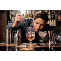 Whisky-Tasting Köln - konzentrierter Barkeeper