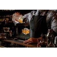 Whisky-Tasting Köln - Barkeeper gießt Cocktail ab