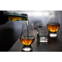 Whisky-Tasting Köln - Whisky einschenken
