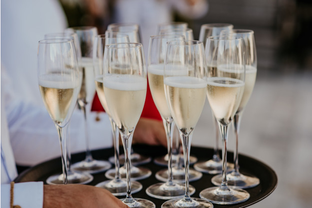 Champagner-Tasting Frankfurt – Frau geniesst Champagner